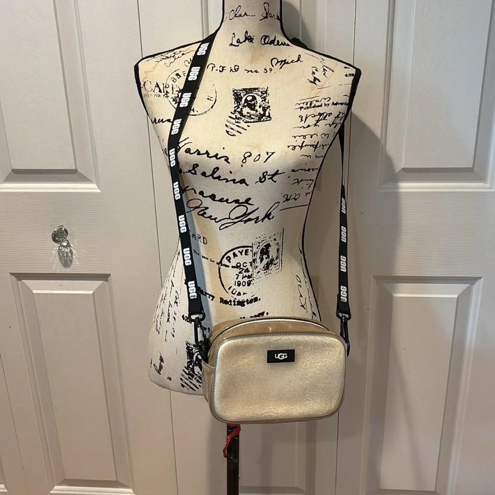 UGG Janey II Clear Convertible Crossbody/Fanny Pack Bag - Picture 9 of 11